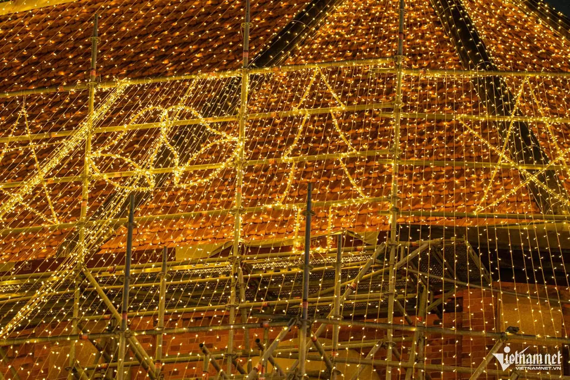 Nhà thờ Đức Bà lung linh đầu mùa Giáng sinh, hút khách đến check-in