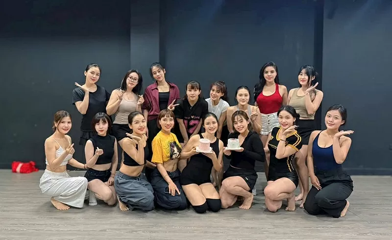 Các học viên vui vẻ tại trung tâm.