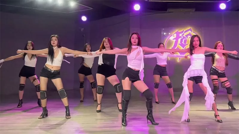 Các học viên tự tin quay tiktok cùng Minh.