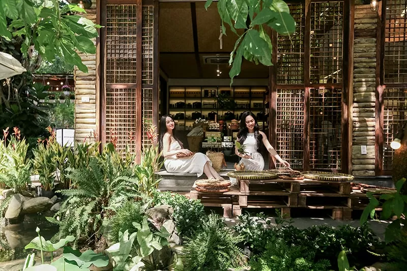 Hoa hậu Thanh Thủy và Á hậu Trịnh Thùy Linh trải nghiệm Cà phê Thế giới Trung Nguyên Legend (số 7 Nguyễn Văn Chiêm, P. Sài Gòn, Tp. HCM), một không gian cà phê đặc sắc, hội tụ tinh hoa 3 văn minh cà phê thế giới cùng dấu ấn văn hóa bản địa của vùng đất Buôn Ma Thuột, Đắk Lắk.