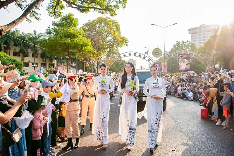  Hoa hậu Tiểu Vy, Hoa hậu Liên lục địa Bảo Ngọc, Á hậu Hoàng My đồng hành cùng hàng ngàn người dân địa phương và du khách tôn vinh cây cà phê tại Lễ hội cà phê Buôn Ma Thuột.