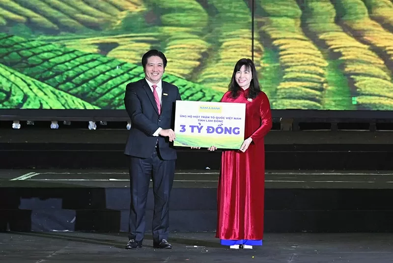 Tại lễ khai mạc, Ban Tổ chức trao tặng 3 tỷ đồng cho Ủy ban Mặt trận Tổ quốc Việt Nam tỉnh Lâm Đồng, góp phần hỗ trợ an sinh xã hội và hướng đến phát triển bền vững. Tại lễ khai mạc, Ban Tổ chức trao tặng 3 tỷ đồng cho Ủy ban Mặt trận Tổ quốc Việt Nam tỉnh Lâm Đồng, góp phần hỗ trợ an sinh xã hội và hướng đến phát triển bền vững.