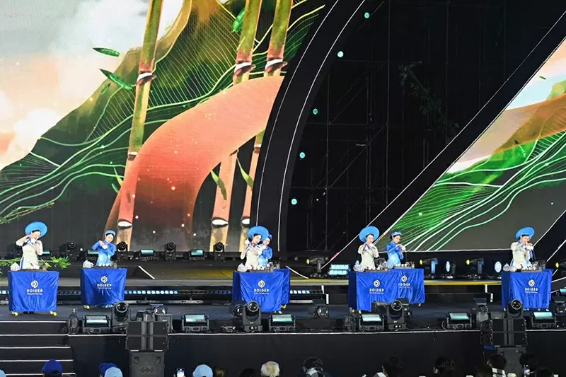 Tại lễ khai mạc, Ban Tổ chức trao tặng 3 tỷ đồng cho Ủy ban Mặt trận Tổ quốc Việt Nam tỉnh Lâm Đồng, góp phần hỗ trợ an sinh xã hội và hướng đến phát triển bền vững. Tại lễ khai mạc, Ban Tổ chức trao tặng 3 tỷ đồng cho Ủy ban Mặt trận Tổ quốc Việt Nam tỉnh Lâm Đồng, góp phần hỗ trợ an sinh xã hội và hướng đến phát triển bền vững.