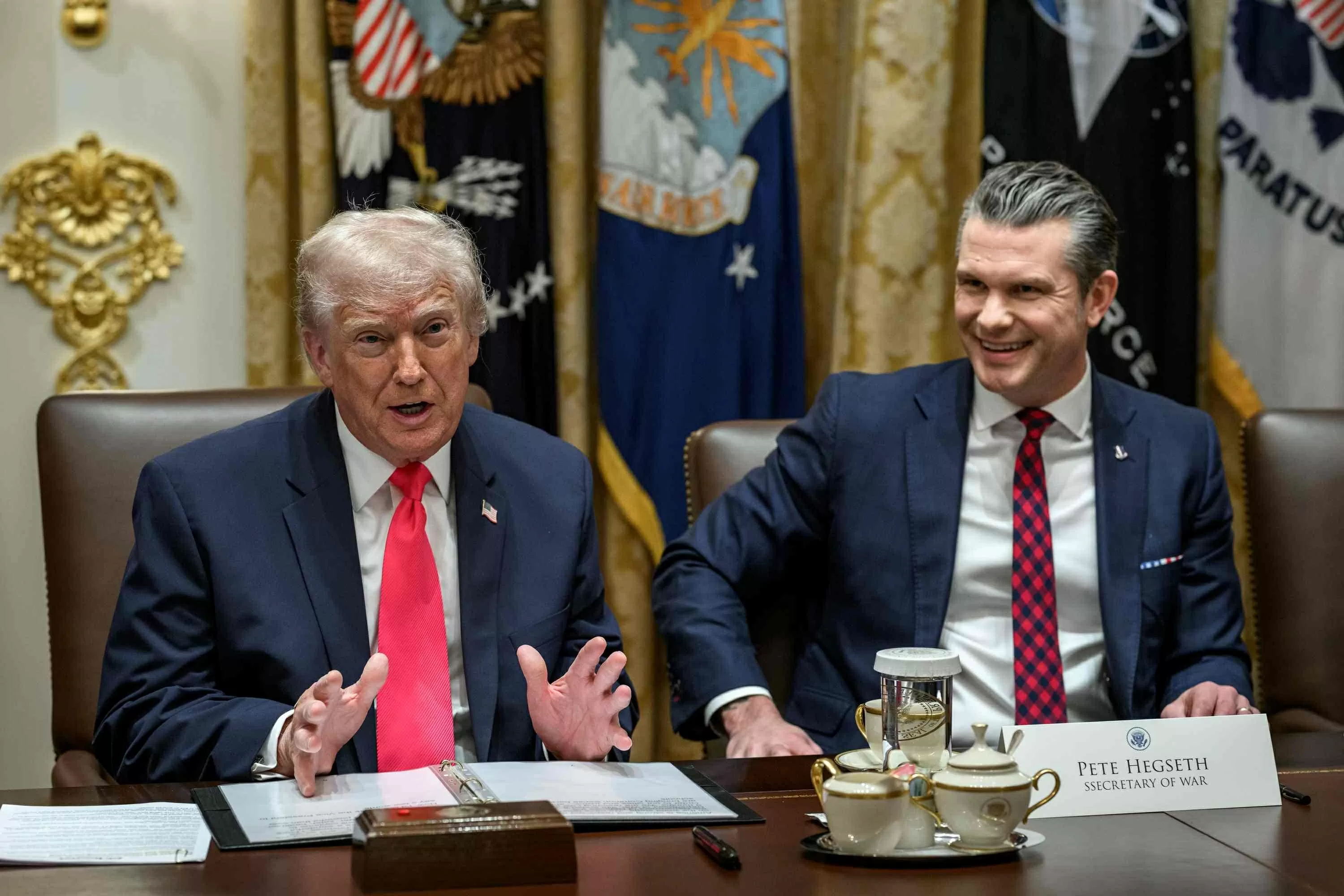 Tổng thống Mỹ Donald Trump (trái) và Bộ trưởng Quốc phòng Mỹ Pete Hegseth. Ảnh: WHITE HOUSE