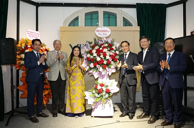 PGS.TS. Phạm Ngọc Linh thay mặt lãnh đạo VUSTA tặng hoa chúc mừng VIDTI. PGS.TS. Phạm Ngọc Linh thay mặt lãnh đạo VUSTA tặng hoa chúc mừng VIDTI.