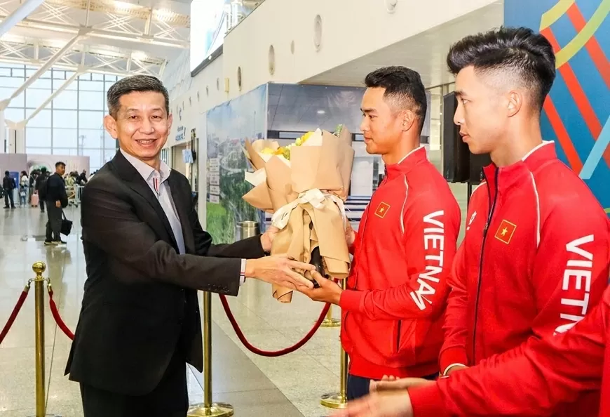 Ông Nguyễn Danh Hoàng Việt, Cục trưởng Cục Thể dục thể thao Việt Nam tặng hoa các thành viên đoàn thể thao Việt Nam tham dự SEA Games 33. Ảnh: BÙI LƯỢNG