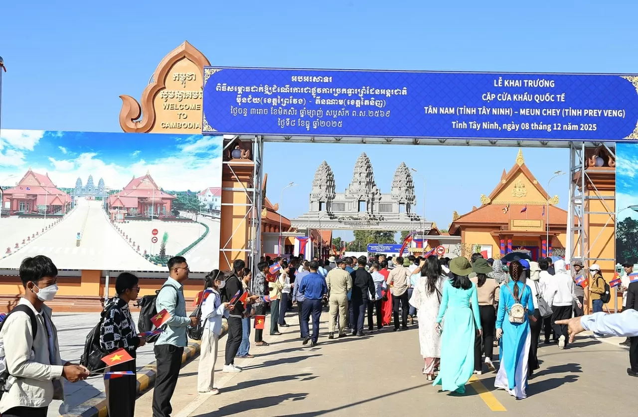 Sự kiện khai trương cặp cửa khẩu quốc tế Tân Nam - Meun Chey nhằm thực hiện thỏa thuận giữa hai Chính phủ Việt Nam và Campuchia, đáp ứng yêu cầu phát triển kinh tế - xã hội giữa hai nước trong tình hình mới. (Ảnh: Thành Long)