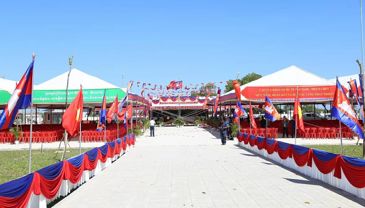 Buổi lễ có sự tham dự của Thủ tướng Chính phủ Việt Nam và Thủ tướng Vương quốc Campuchia, với khoảng 300 đại biểu tham dự. (Ảnh: Thành Long)