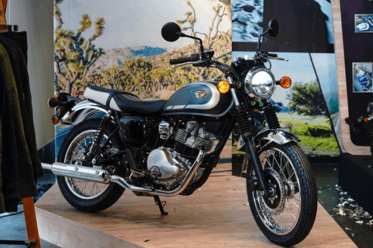 Bánh trước được trang bị vành 18 inch dạng căm cùng phanh đĩa kết hợp ABS. Bánh trước được trang bị vành 18 inch dạng căm cùng phanh đĩa kết hợp ABS.