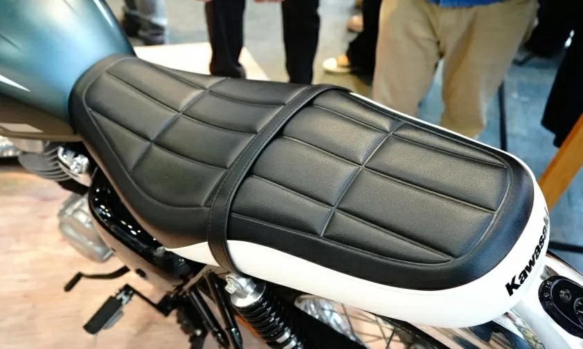 Yên xe được tạo hình phân tầng nhẹ với các đường chỉ khâu tinh tế.