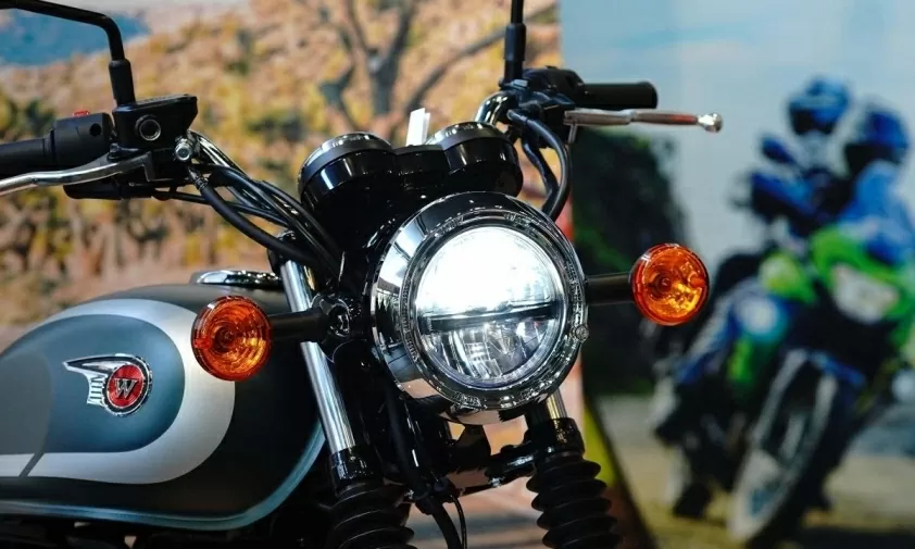 Khu vực tay lái được bố trí cao hơn phần bình xăng và mặt yên.