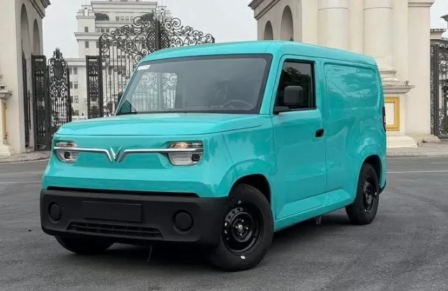 Phần đầu xe nổi bật với dải cr&ocirc;m tạo h&igrave;nh c&aacute;nh chim &ocirc;m trọn logo &ldquo;V&rdquo;.