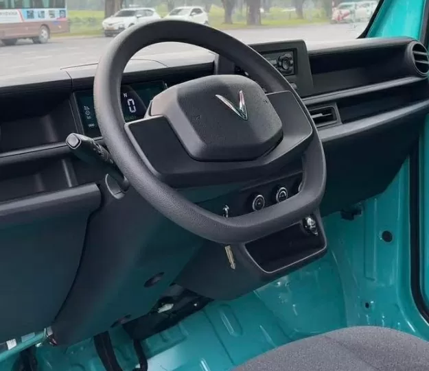 Bước vào cabin, mẫu xe sử dụng hai ghế ngồi bọc nỉ và các chi tiết nhựa cứng. Bước vào cabin, mẫu xe sử dụng hai ghế ngồi bọc nỉ và các chi tiết nhựa cứng.