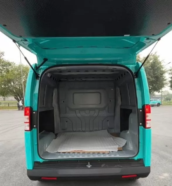 Khoang chứa hàng được thiết kế với cửa mở sau dạng vỏ sò.