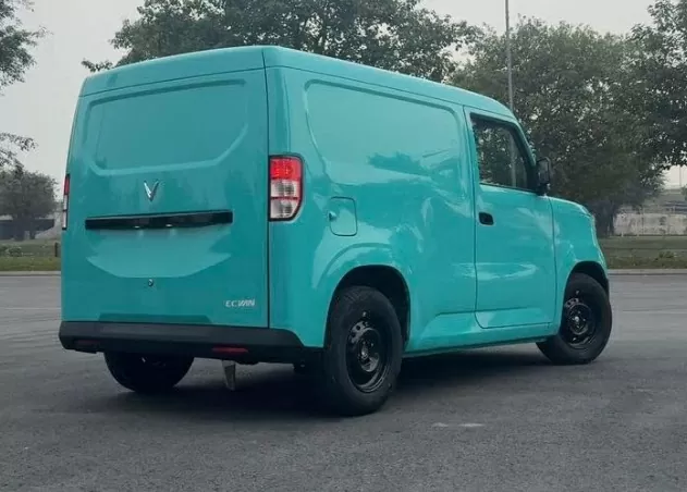 Phần đuôi của VinFast EC Van ở bản thương mại đã có một vài tinh chỉnh nhẹ so với hình ảnh dựng trước đây.