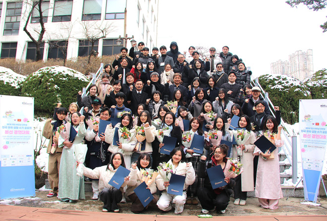 Các thí sinh việt Nam chụp ảnh cùng Ban Tổ chức tại Trường Đại học Kyunghee. (Ảnh: Khánh Vân/TTXVN) vna-potal-cuoc-thi-viet-ve-doi-song-danh-cho-du-hoc-sinh-viet-nam-tai-han-quoc-8455427.jpg