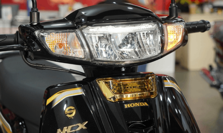 Honda Dream 2026 giữ nguyên phong cách thiết kế quen thuộc với đèn pha LED. Honda Dream 2026 giữ nguyên phong cách thiết kế quen thuộc với đèn pha LED.