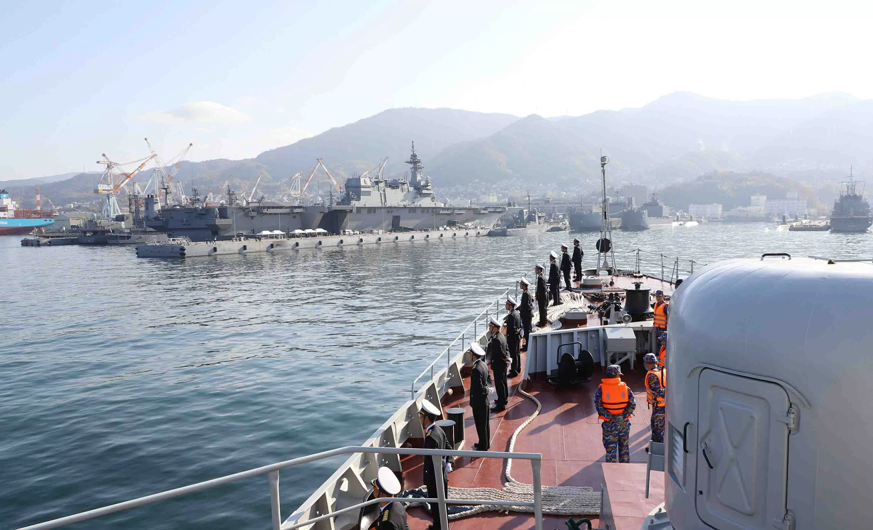 Tàu 015-Trần Hưng Đạo cập cảng Kure, bắt đầu thăm xã giao Nhật Bản Tàu 015-Trần Hưng Đạo cập cảng Kure, bắt đầu thăm xã giao Nhật Bản