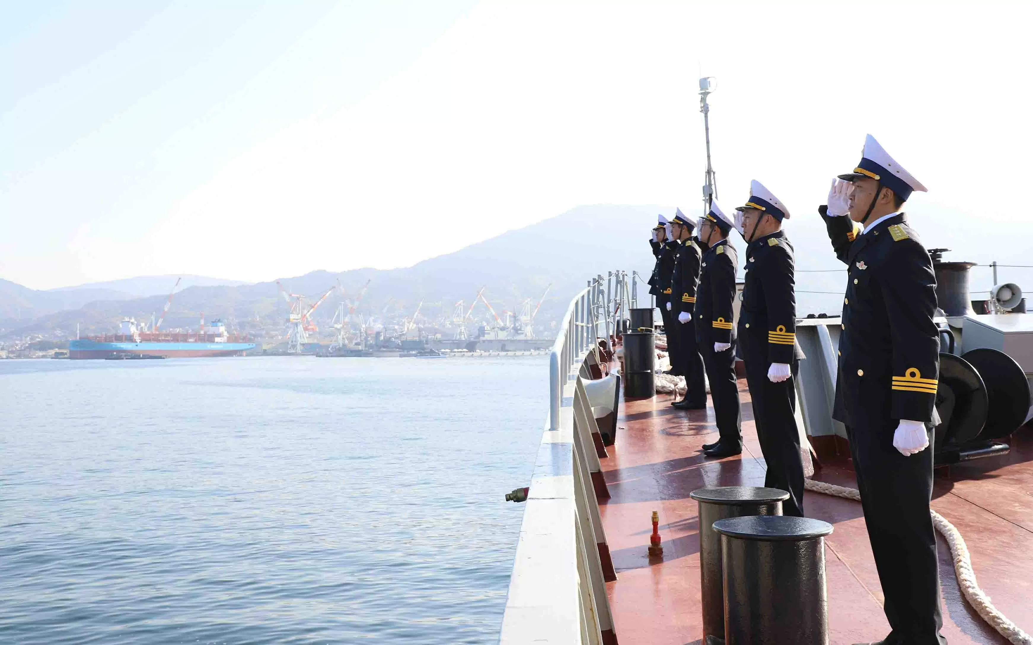 Tàu 015-Trần Hưng Đạo cập cảng Kure, bắt đầu thăm xã giao Nhật Bản Tàu 015 Trần Hưng Đạo cập cảng Kure, bắt đầu thăm xã giao Nhật Bản