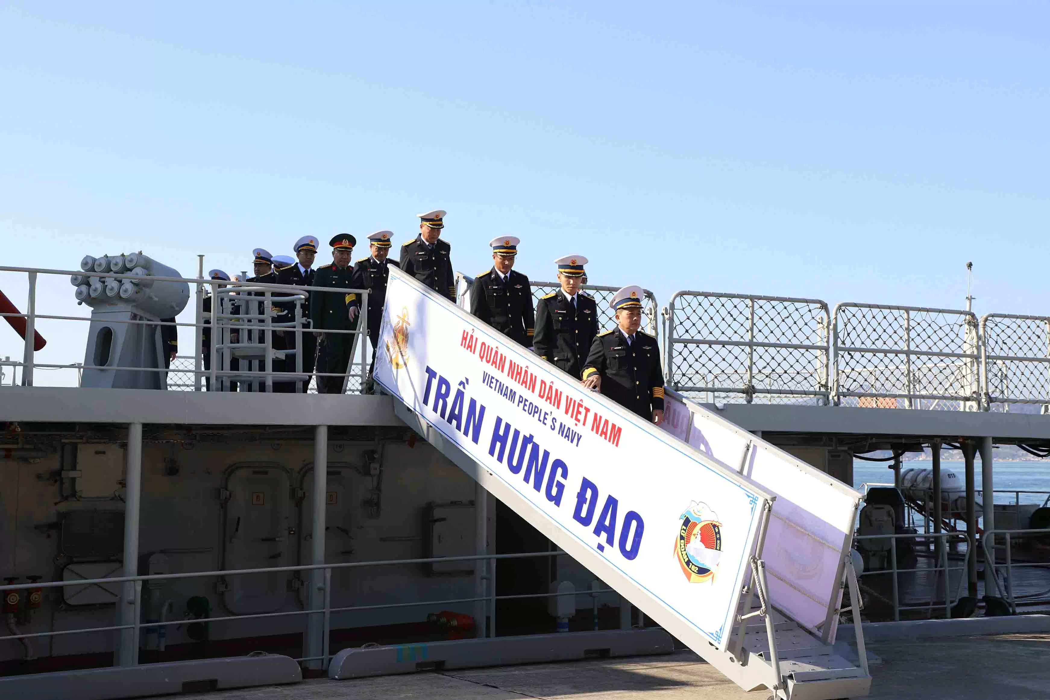 Tàu 015 Trần Hưng Đạo cập cảng Kure, bắt đầu thăm xã giao Nhật Bản