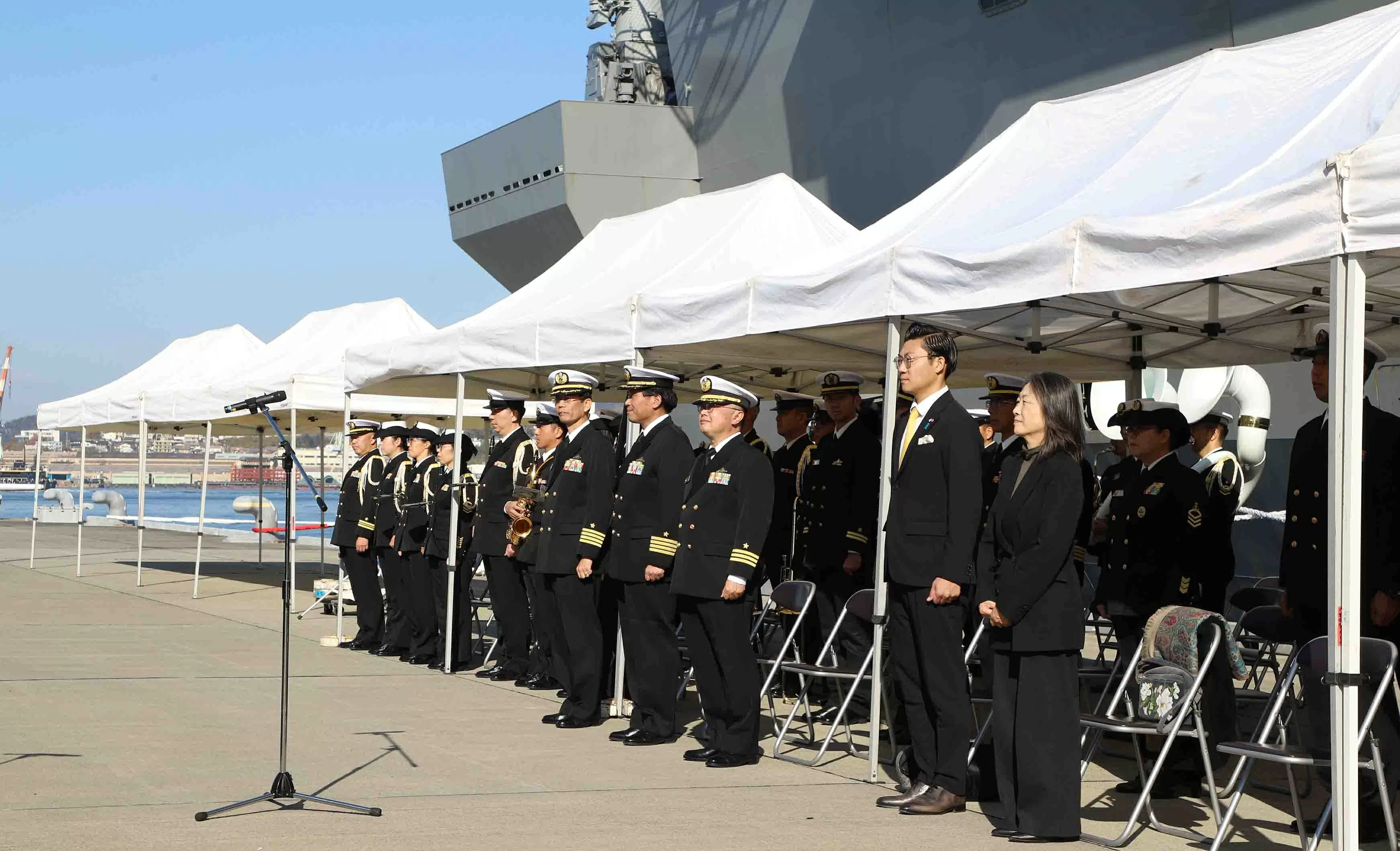 Tàu 015 Trần Hưng Đạo cập cảng Kure, bắt đầu thăm xã giao Nhật Bản