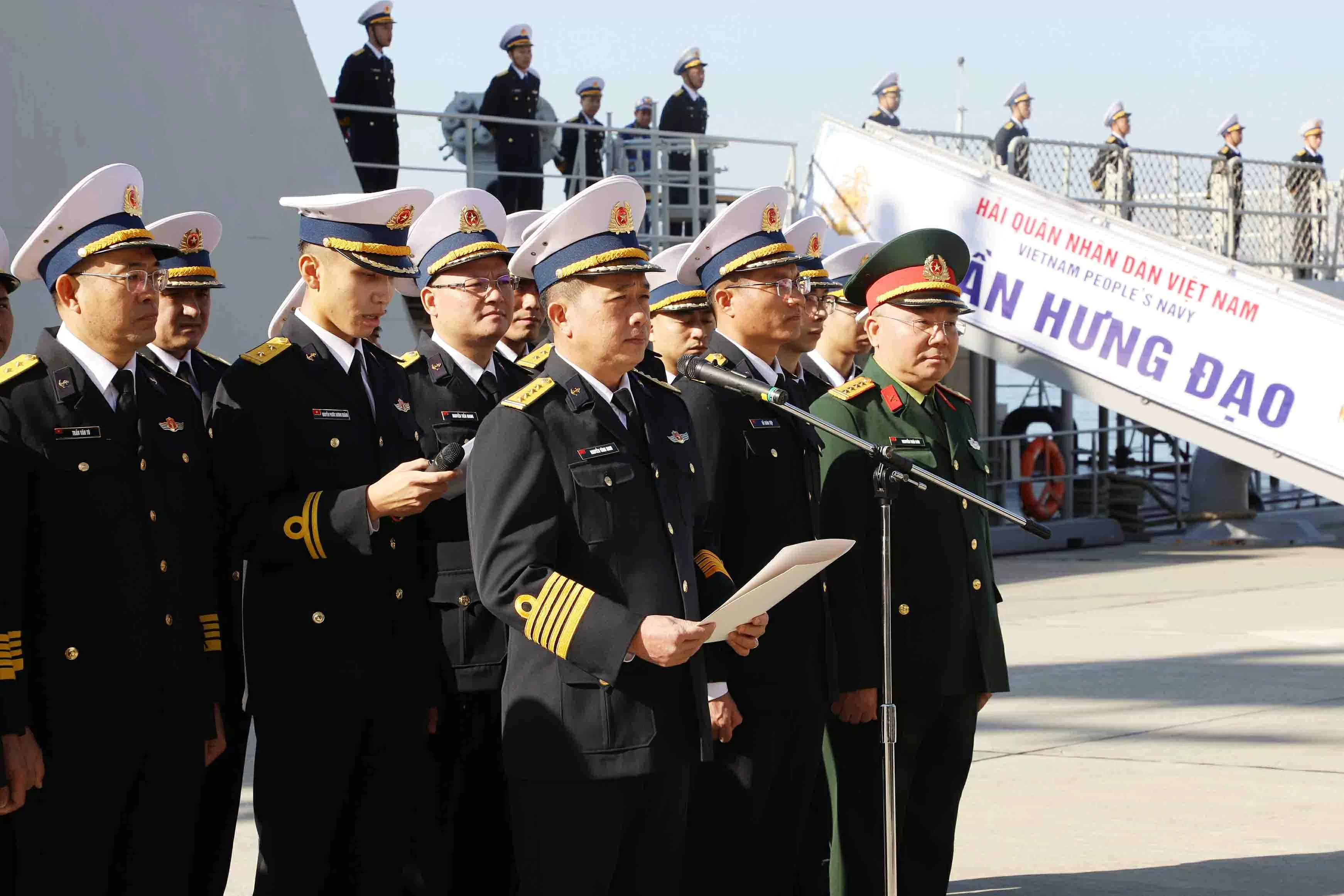 Tàu 015 Trần Hưng Đạo cập cảng Kure, bắt đầu thăm xã giao Nhật Bản