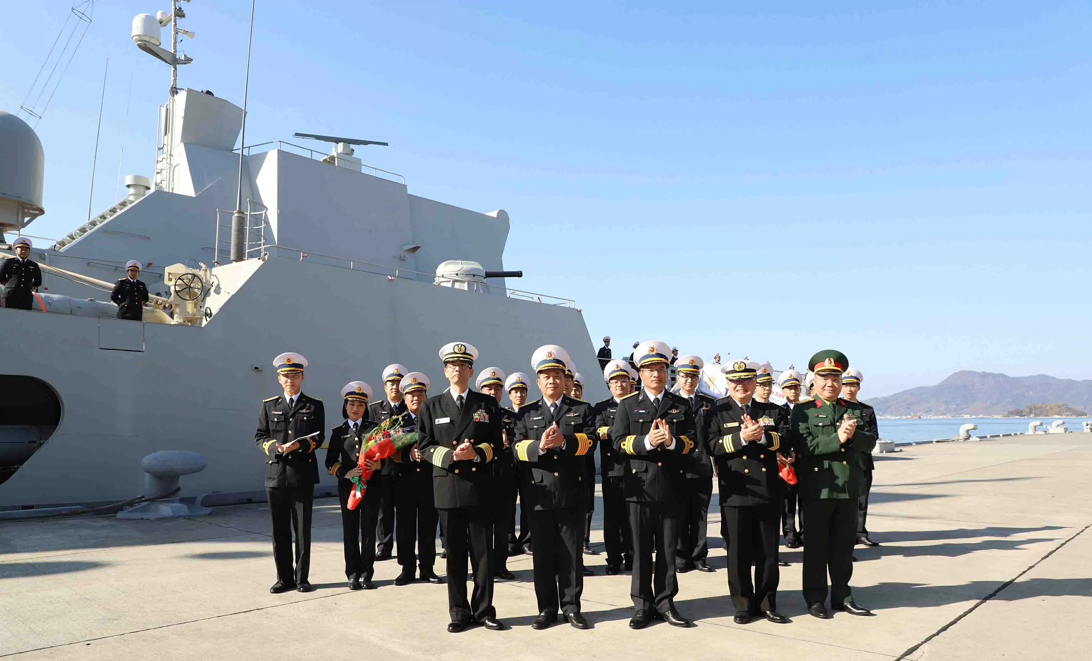 Tàu 015-Trần Hưng Đạo cập cảng Kure, bắt đầu thăm xã giao Nhật Bản Tàu 015 Trần Hưng Đạo cập cảng Kure, bắt đầu thăm xã giao Nhật Bản