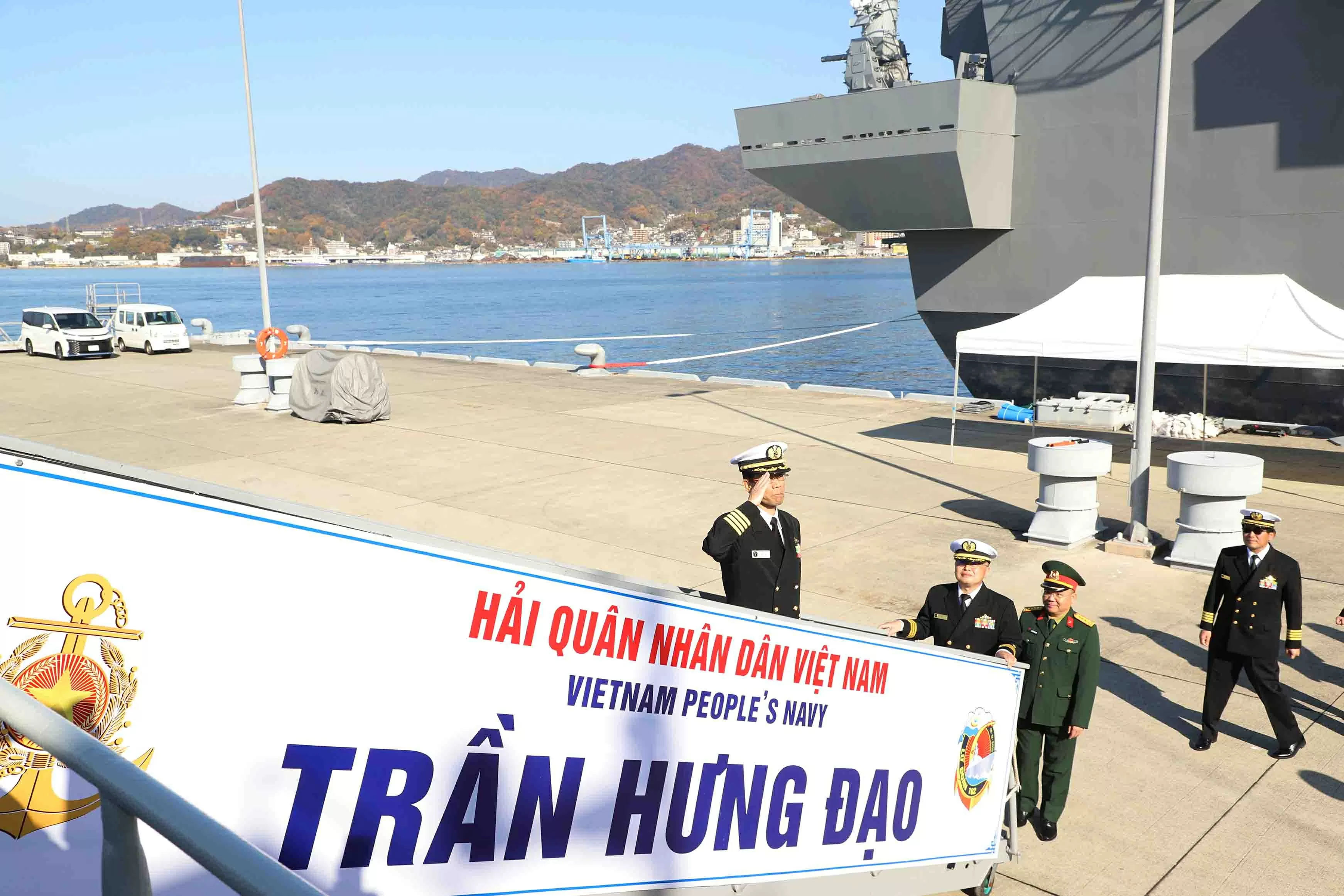 Tàu 015 Trần Hưng Đạo cập cảng Kure, bắt đầu thăm xã giao Nhật Bản
