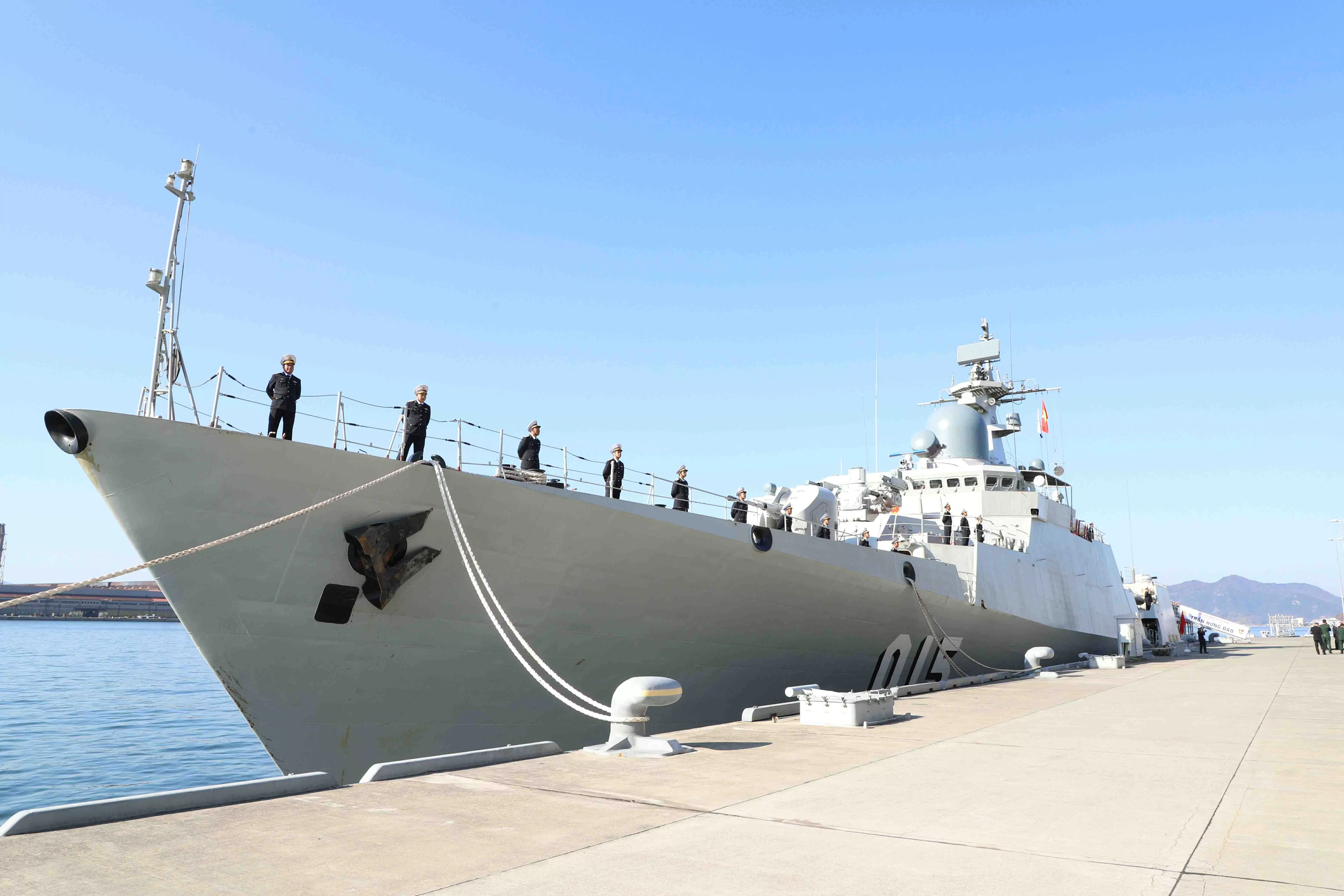 Tàu 015 Trần Hưng Đạo cập cảng Kure, bắt đầu thăm xã giao Nhật Bản