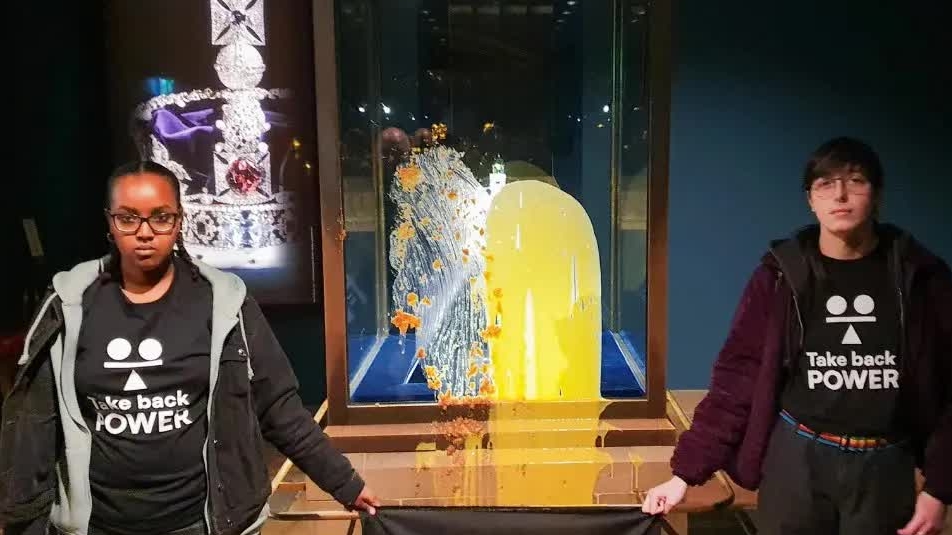 Anh bắt 4 người ném thức ăn vào tủ trưng bày vương miện tại Tháp London