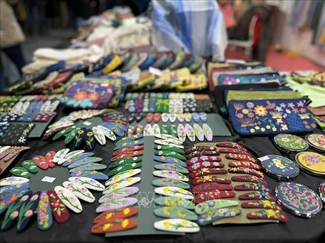 Việt Nam tạo dấu ấn tại Hội chợ Thủ công mỹ nghệ quốc tế Artigiano Milan 2025