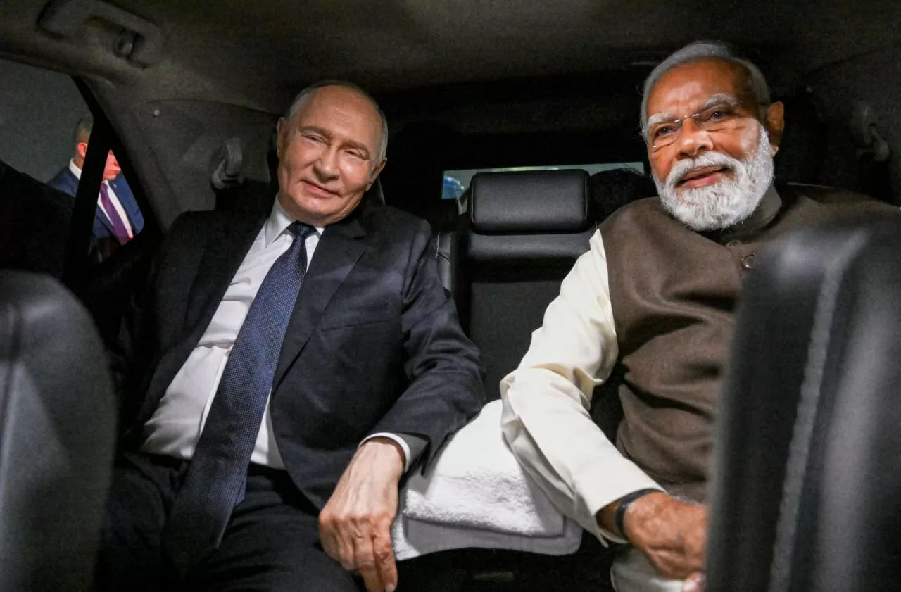 Tổng thống Nga Vladimir Putin và Thủ tướng Ấn Độ Narendra Modi ngồi trong một chiếc limousine sau khi đến căn cứ không quân Palam. (Nguồn: Sputnik)