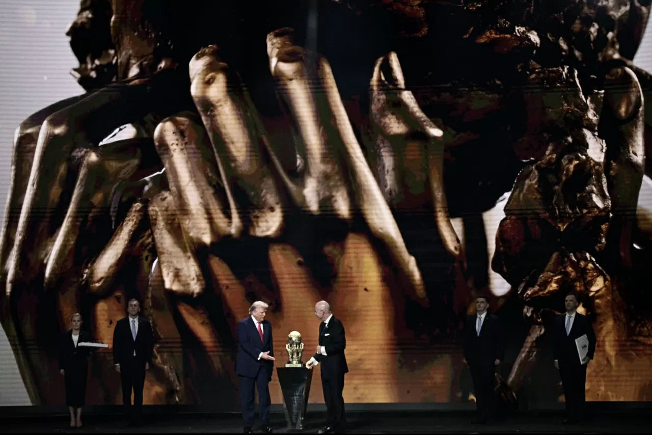 Tổng thống Donald Trump bắt tay Chủ tịch FIFA Gianni Infantino trước khi ông nhận giải thưởng Hòa bình FIFA lần đầu tiên trong buổi lễ bốc thăm World Cup 2026 tại Trung tâm Kennedy. (Nguồn: The Guardian)