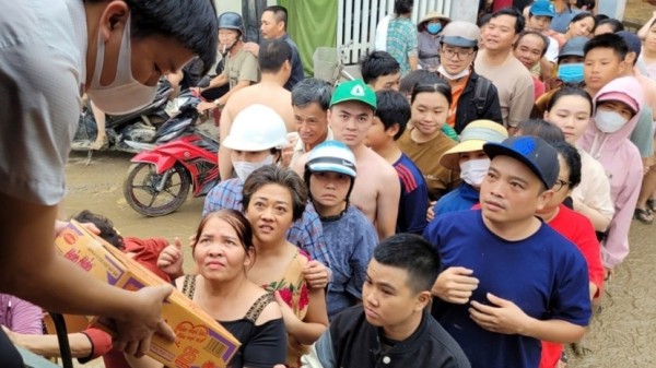 Acecook Việt Nam hỗ trợ 210.000 sản phẩm mì ăn liền cho người dân vùng lũ tại các tỉnh Đắk Lắk, Khánh Hòa, Gia Lai