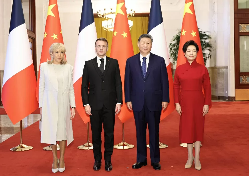 Tổng thống Pháp Emmanuel Macron (thứ 2 từ trái sang) cùng phu nhân chụp ảnh cùng Chủ tịch Trung Quốc Tập Cận Bình (thứ 2 từ phải sang) và phu nhân tại Đại lễ đường Nhân dân ở Bắc Kinh ngày 4/12. (Nguồn: Tân Hoa xã)