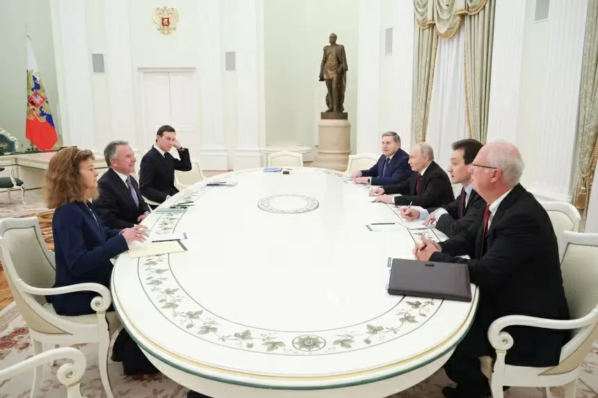 Tổng thống Nga Vladimir Putin, đặc phái viên kinh tế của Điện Kremlin Kirill Dmitriev và trợ lý Điện Kremlin Yuri Ushakov đã gặp đặc phái viên của Mỹ Steve Witkoff và con rể của Tổng thống Mỹ Donald Trump, Jared Kushner, tại Điện Kremlin ở Moskva vào ngày 2/12/2025. (Nguồn: Pool)