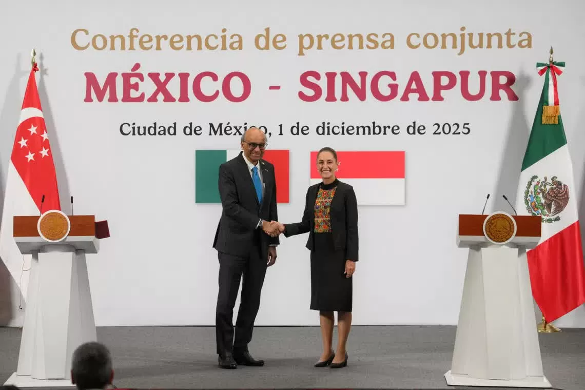 Tổng thống Tharman Shanmugaratnam (trái) và Tổng thống Mexico Claudia Sheinbaum tại buổi họp báo tại Cung điện Quốc gia ở Thành phố Mexico vào ngày 1/12. (Nguồn: The Straits Times)