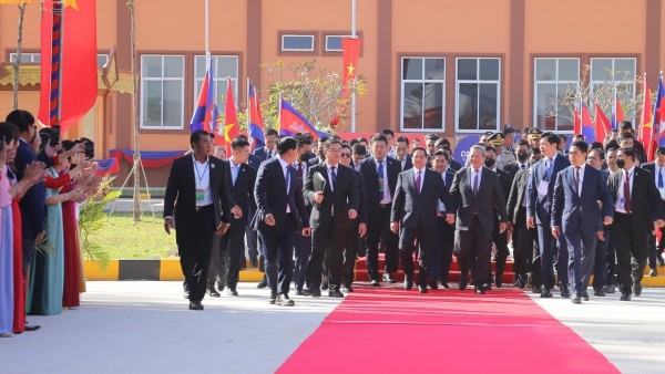 Thủ tướng Phạm Minh Chính và Thủ tướng Hun Manet cắt băng khai trương Cặp cửa khẩu quốc tế Tân Nam, Việt Nam - Meun Chey, Campuchia