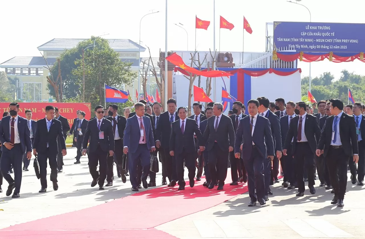 Hai Thủ tướng tiến di chuyến về Cửa khẩu quốc tế Meun Chey để dự Lễ khai trương. (Ảnh: Thành Long)