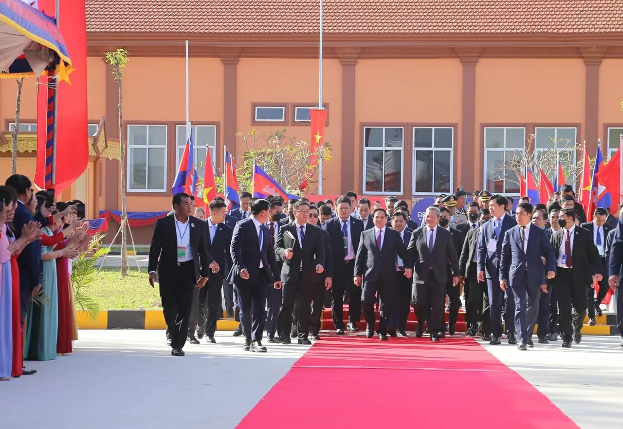 Thủ tướng Chính phủ Phạm Minh Chính và Thủ tướng Vương quốc Campuchia Hun Manet tiến vào khan đài dưới sự chào đón của nhân dân hai nước. (Ảnh: Thành Long)