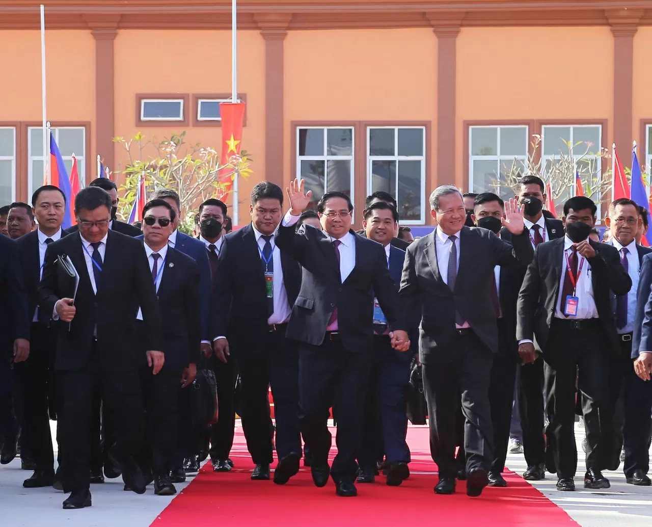 Thủ tướng Chính phủ Phạm Minh Chính và Thủ tướng Vương quốc Campuchia Hun Manet tiến vào khan đài dưới sự chào đón của nhân dân hai nước. (Ảnh: Thành Long)