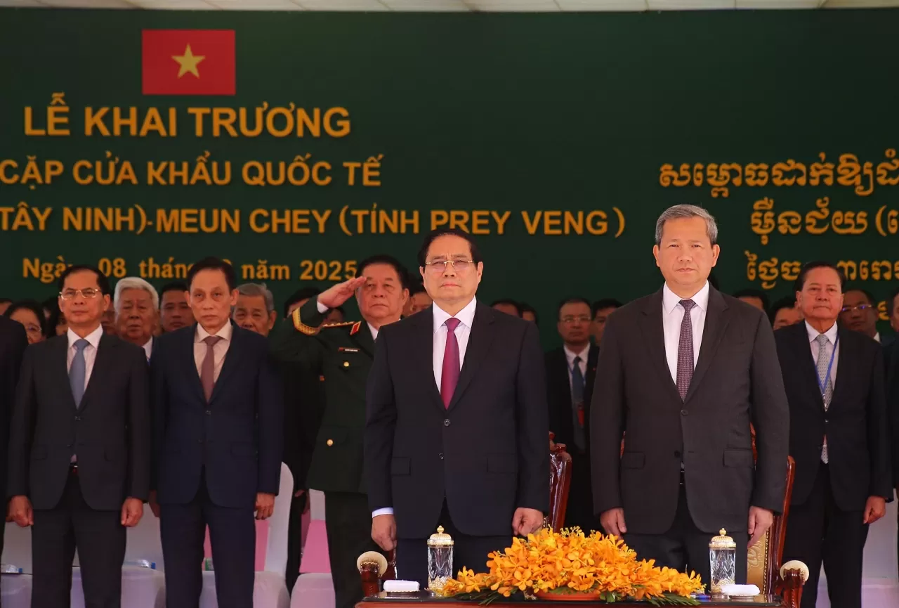 Các đại biểu thực hiện Nghi lễ Chào cờ của hai quốc gia. (Ảnh: Thành Long) Các đại biểu thực hiện Nghi lễ Chào cờ của hai quốc gia. (Ảnh: Thành Long)