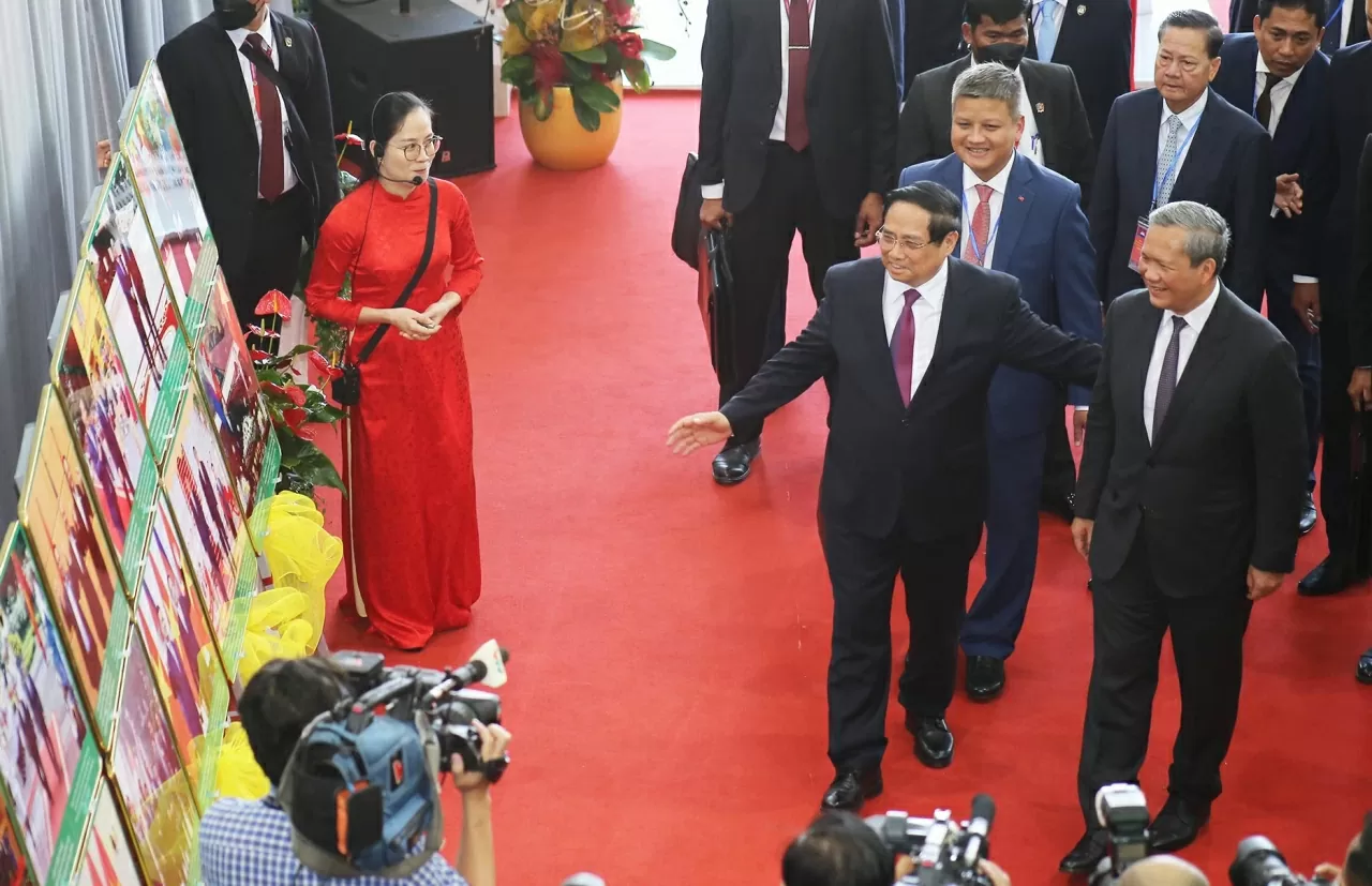 Thủ tướng Chính phủ Phạm Minh Chính và Thủ tướng Vương quốc Campuchia Hun Manet xem không gian trương bày ảnh về thành tựu Ngoại giao giữa hai quốc gia. (Ảnh: Thành Long) Thủ tướng Chính phủ Phạm Minh Chính và Thủ tướng Vương quốc Campuchia Hun Manet xem không gian trương bày ảnh về thành tựu Ngoại giao giữa hai quốc gia. (Ảnh: Thành Long)