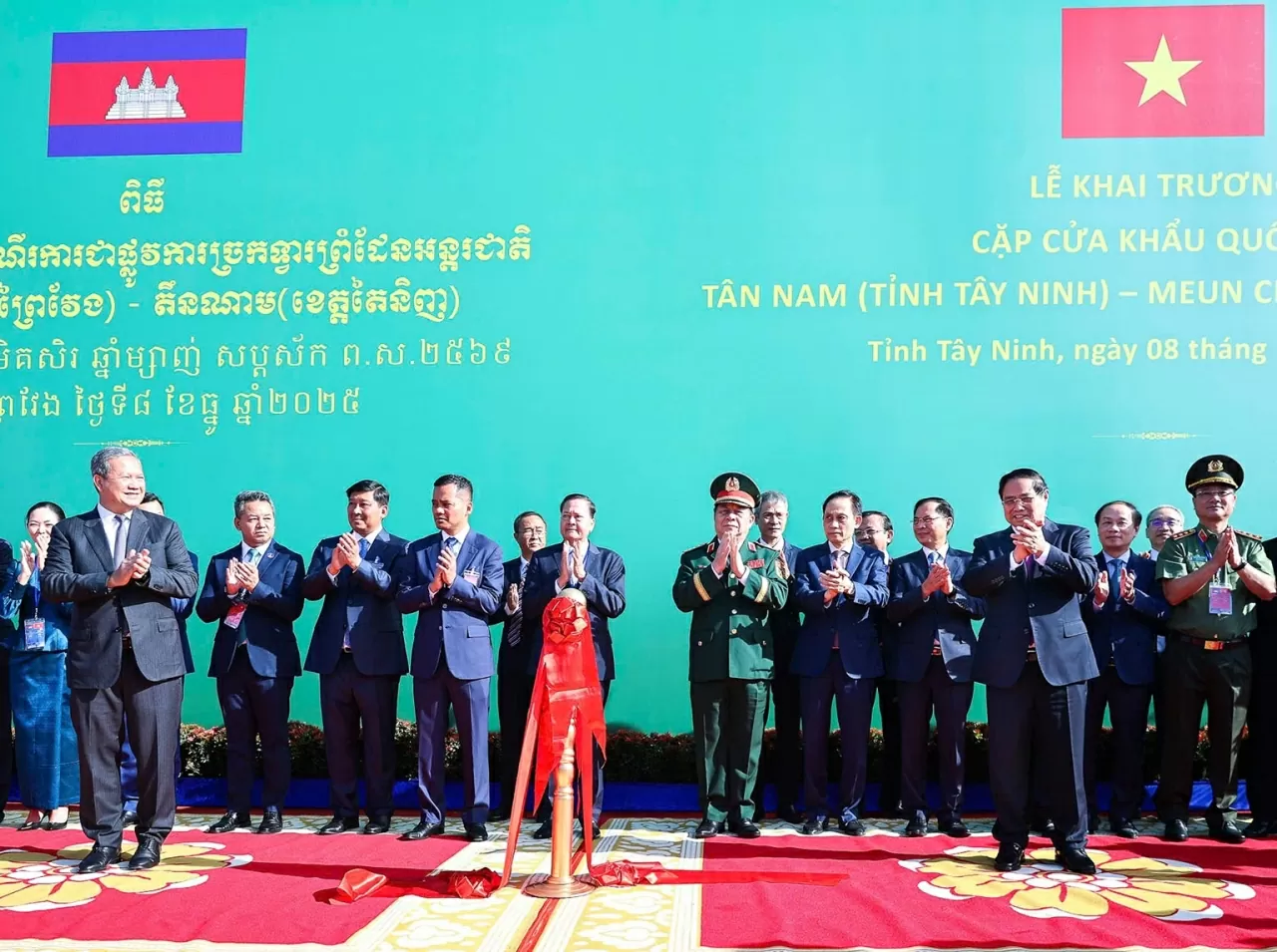 hủ tướng Chính phủ Phạm Minh Chính và Thủ tướng Vương quốc Campuchia Hun Manet.