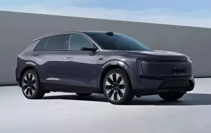 Audi E7X vẫn giữ tinh thần của bản concept với nhiều đường nét liền mạch và hiện đại. Audi E7X vẫn giữ tinh thần của bản concept với nhiều đường nét liền mạch và hiện đại.