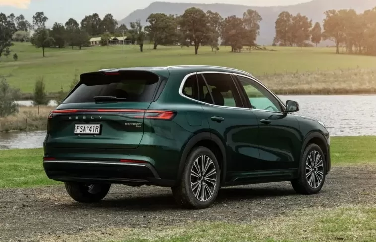 Phía sau xe được trang bị cản tích hợp ống xả ẩn, giúp ngoại thất gọn gàng và thẩm mỹ.