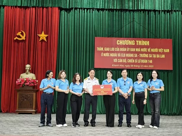 Câu lạc bộ Hoàng Sa-Trường Sa tại Ba Lan đã trao tặng Vườn rau xanh cho đảo Trường Sa Lớn Kiều bào tại Ba Lan trao tặng Vườn rau xanh cho đảo Trường Sa Lớn