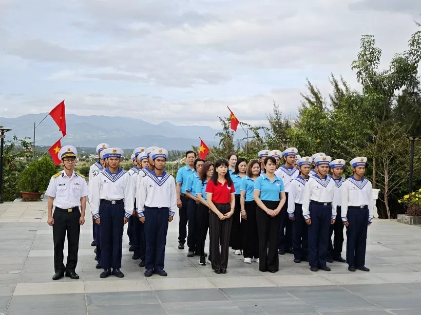 Câu lạc bộ Hoàng Sa-Trường Sa tại Ba Lan đã trao tặng Vườn rau xanh cho đảo Trường Sa Lớn Kiều bào tại Ba Lan trao tặng Vườn rau xanh cho đảo Trường Sa Lớn