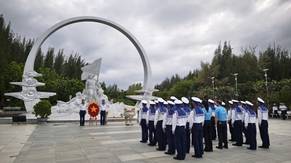 Vietnamese community in Poland donates green vegetable garden to Truong Sa Lon Island