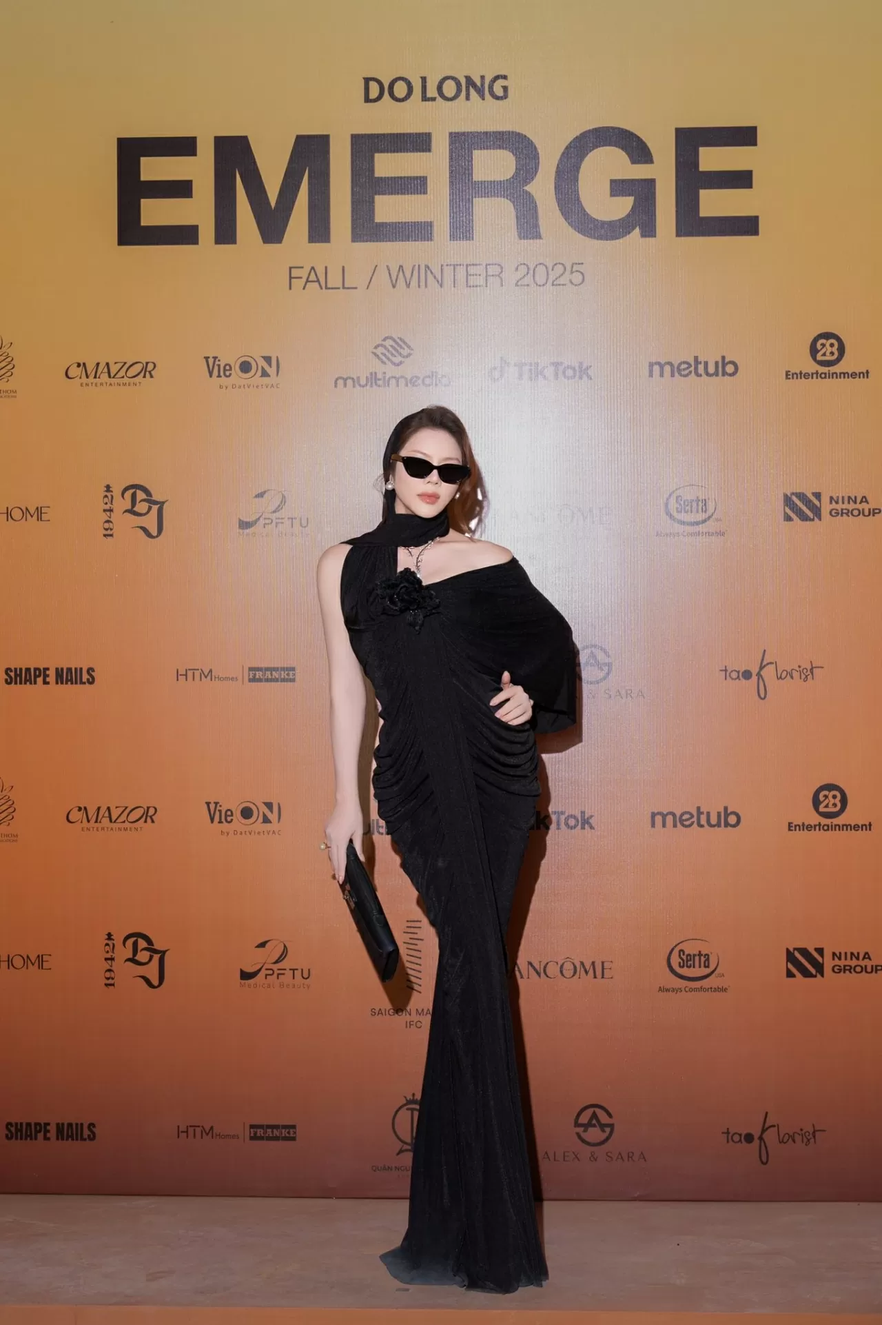 Diễn viên Lý Nhã Kỳ cuốn hút, gợi cảm bên ca sĩ Đàm Vĩnh Hưng